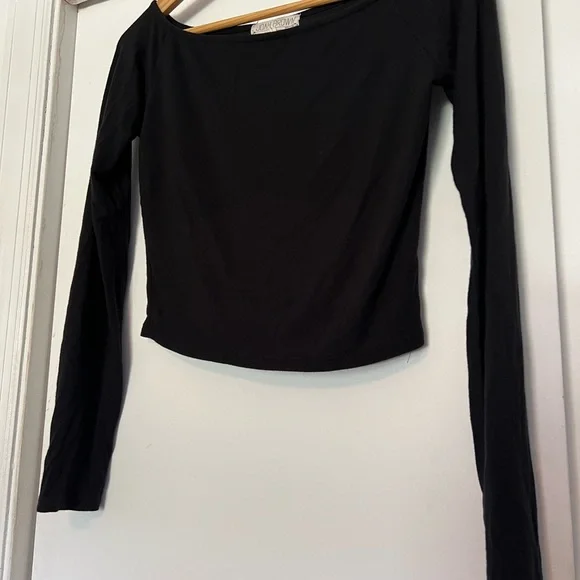 Black Off-Shoulder Long Sleeve Crop Top - Picture 3 of 6